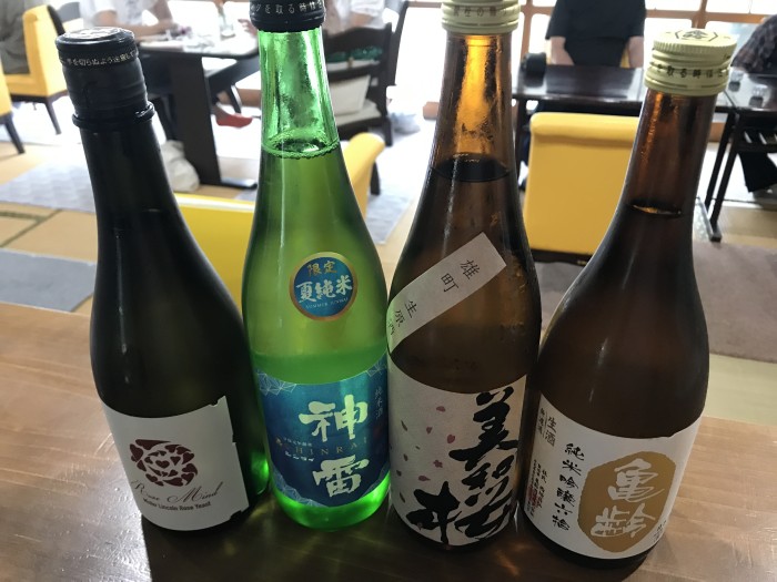 酒屋さんチョイスの4種類の日本酒を味わう