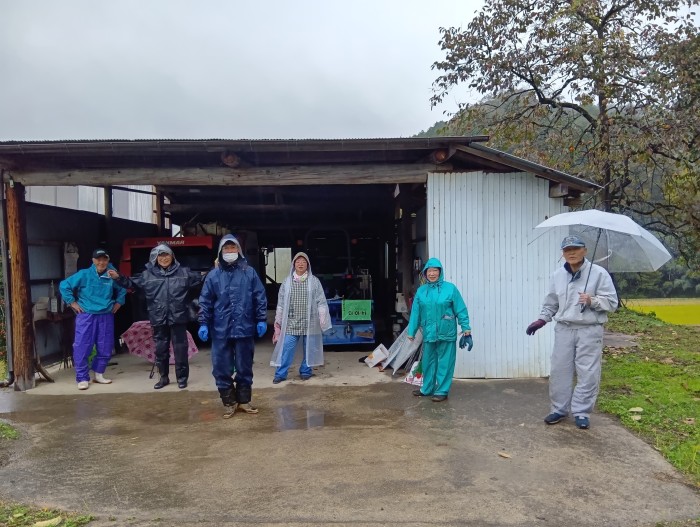雨の中でも高山集落の環境美化運動を頑張ってます!