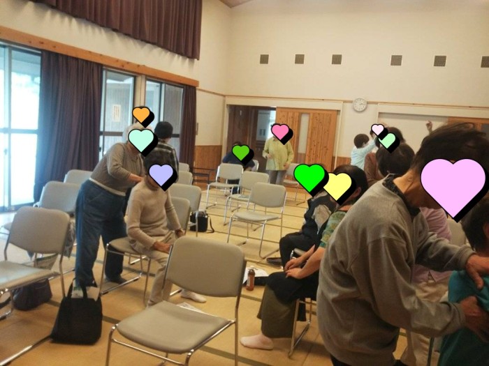 参加者どうし楽しみながら効果を確かめる（プライバシー配慮のため一部加工画像しています