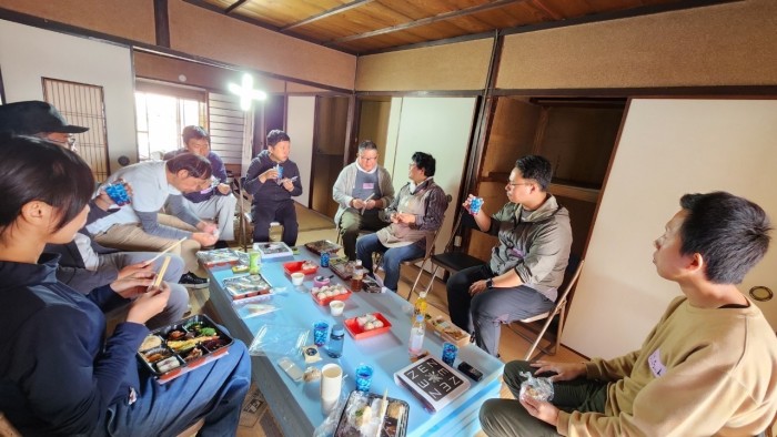 昼食をみんなで囲んで、空き家や、これからやりたいことなどを語りました！