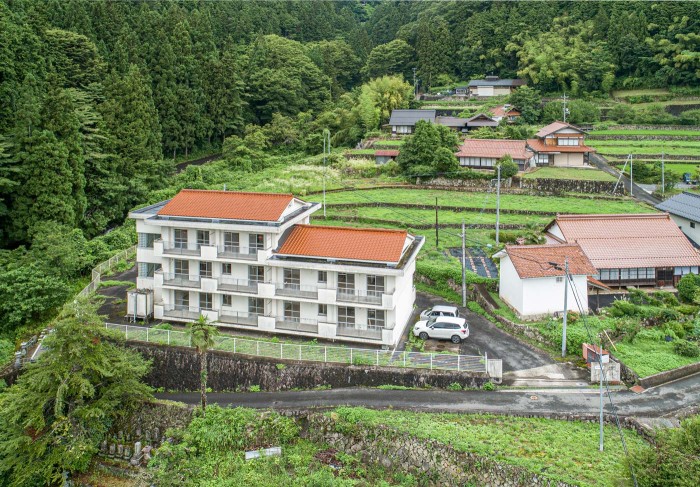 高台に建つアパート