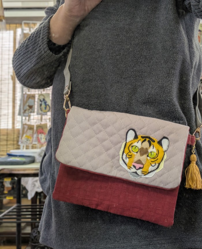 トラのぺったんこポーチになります