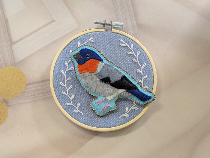 鷽鳥のオリジナルアップリケブローチと刺繍枠を使用した飾り用額